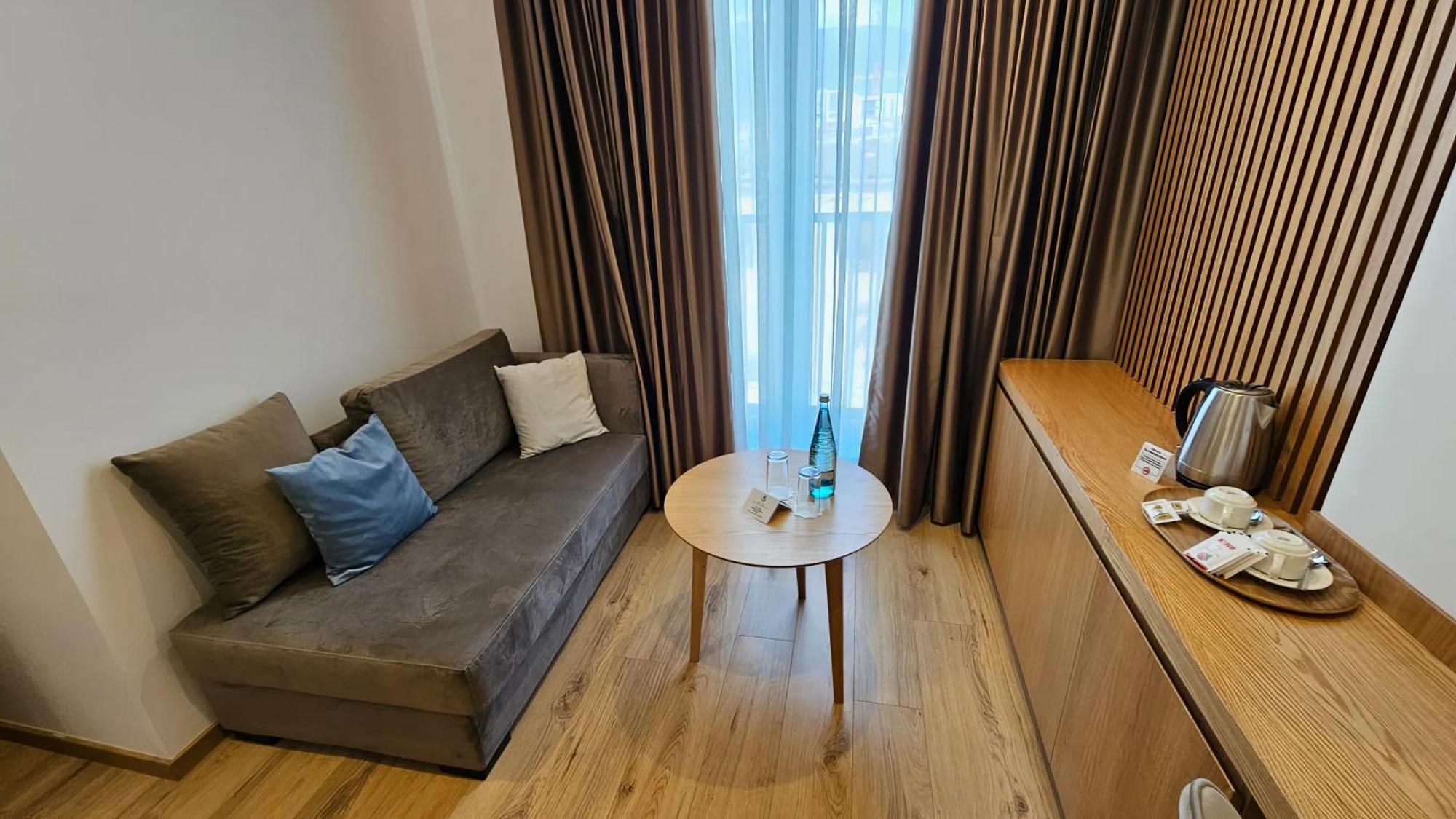Sibb Hotel Tirana Exteriör bild