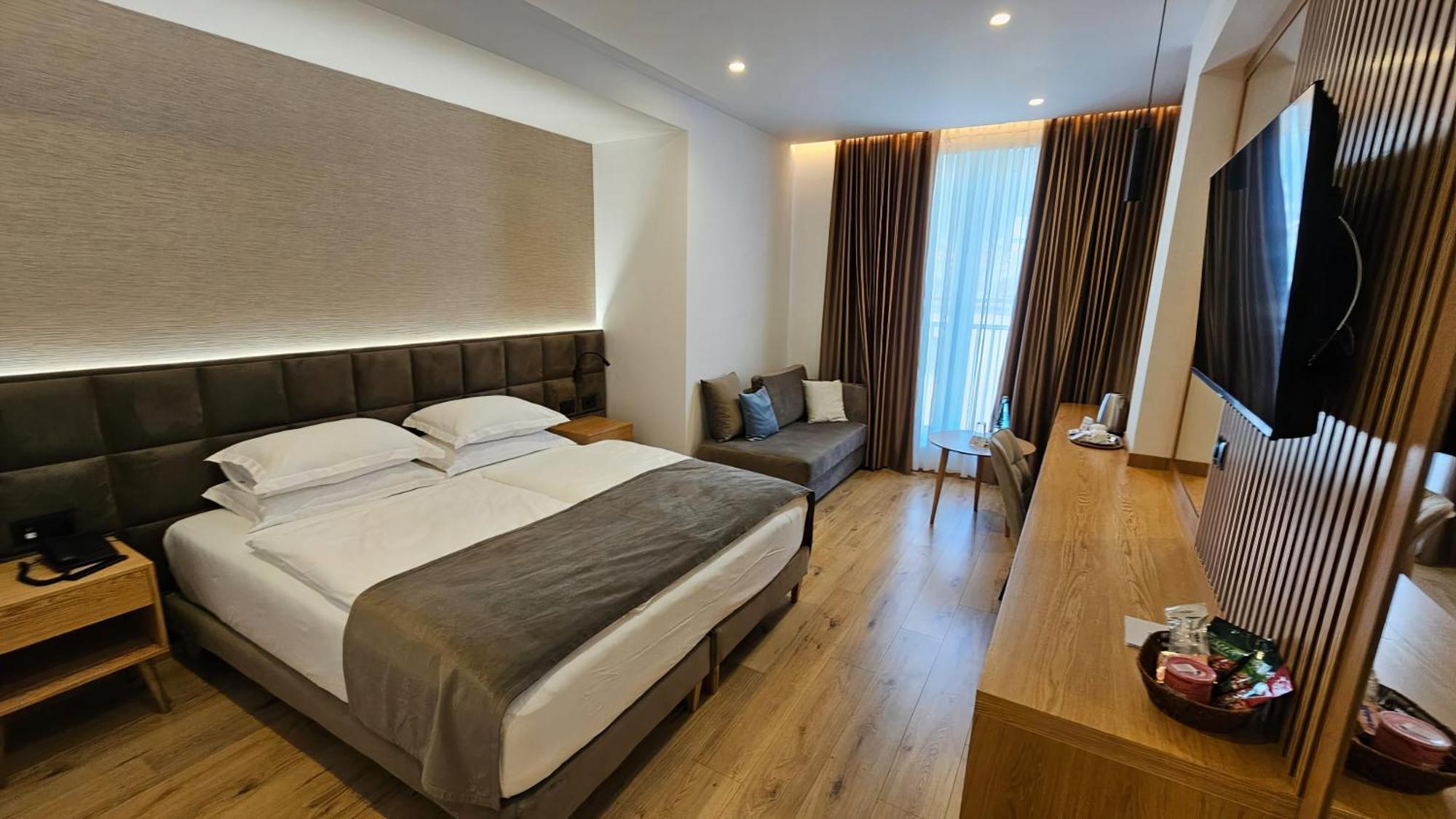 Sibb Hotel Tirana Exteriör bild