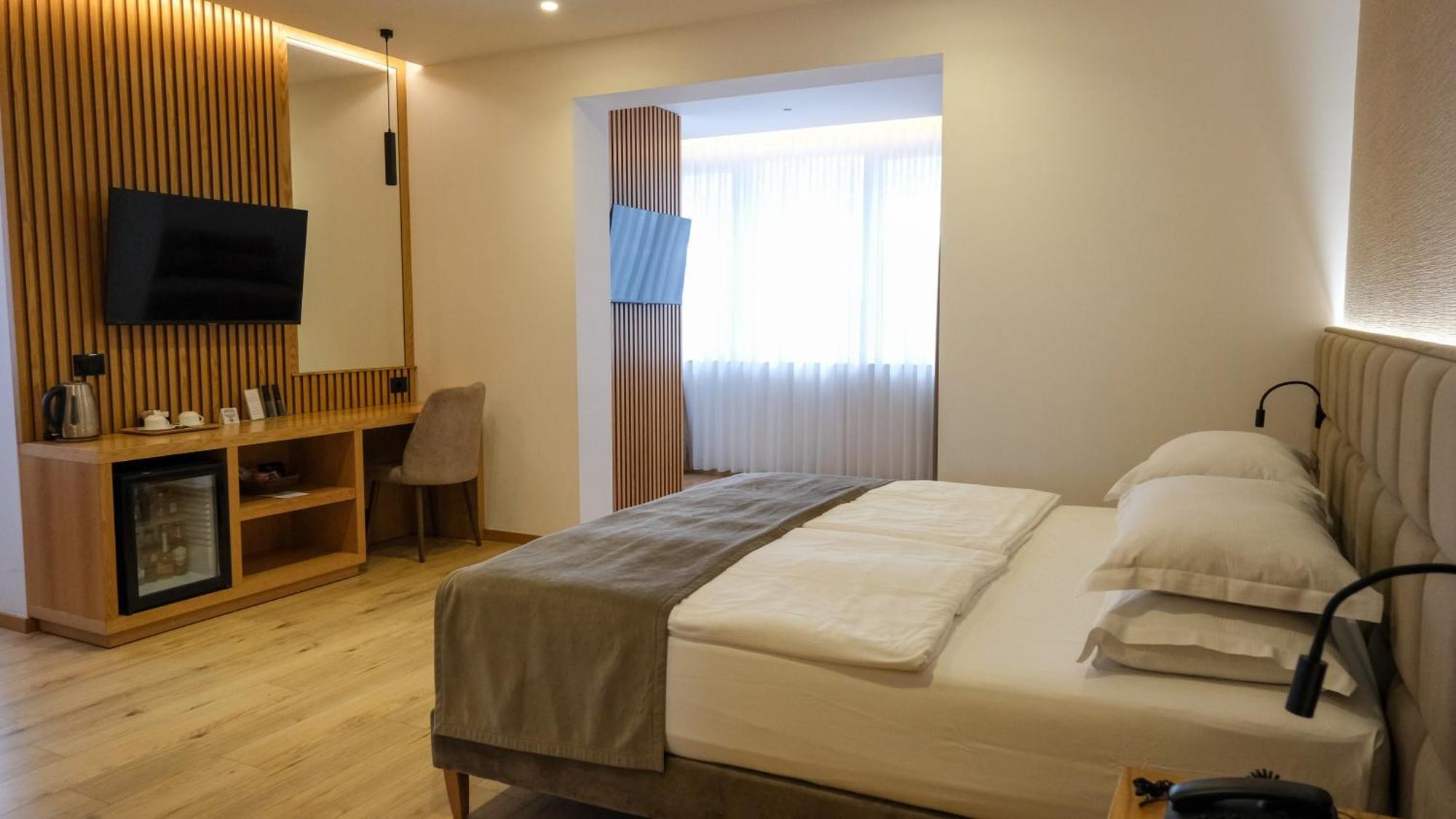 Sibb Hotel Tirana Exteriör bild